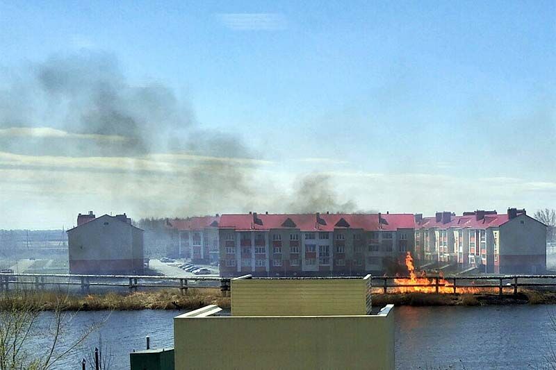 На бульваре Солнечный недалеко от жилых домов пожар