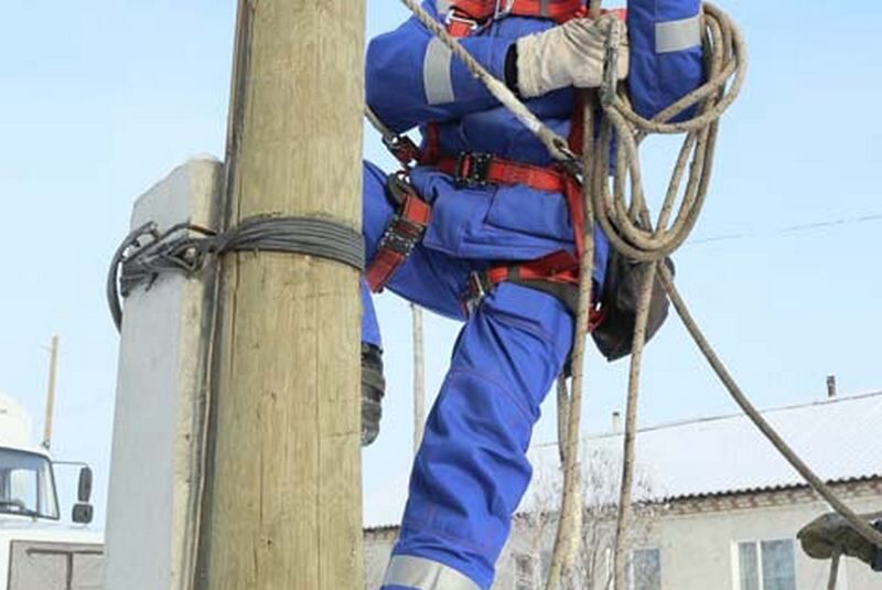 ЧП в Зауралье: опора ЛЭП упала вместе с электриком