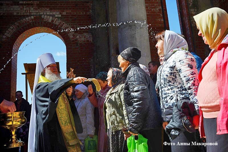В строящемся Троицком храме впервые совершён праздничный молебен