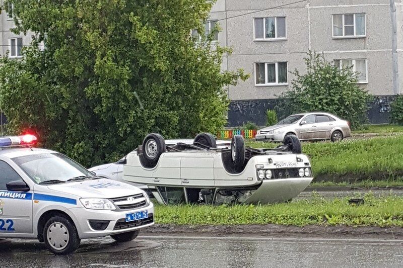 В Кургане ВАЗ-2106 перевернулся на крышу