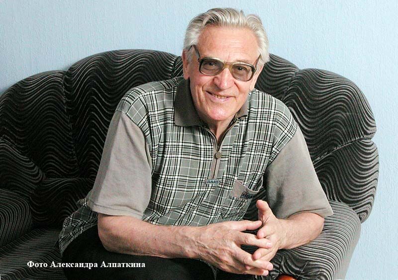 И свет во тьме светит