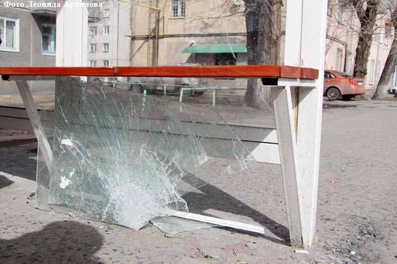 Курганские хулиганы уродуют остановочные комплексы