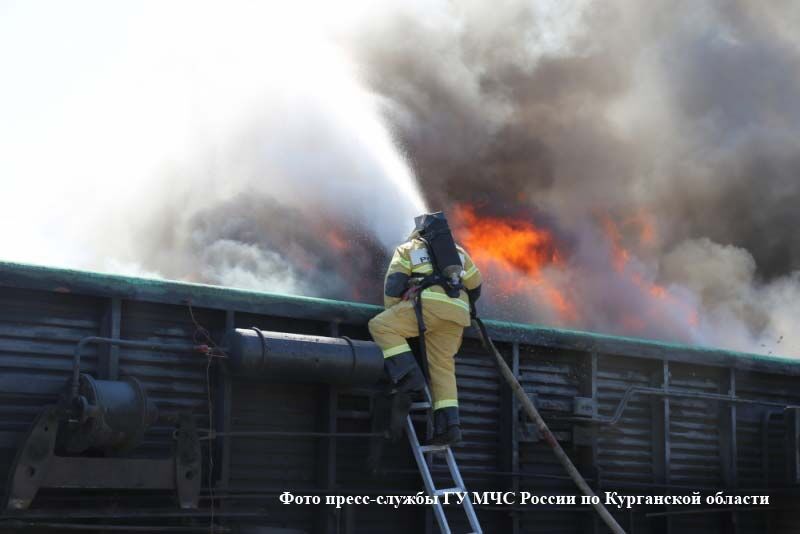 В Курганской области пожарные потушили железнодорожный вагон