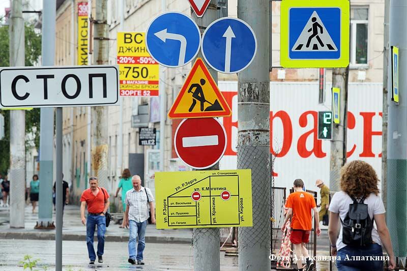 Сегодня остановлено движение транспорта по ул. К. Мяготина возле жилого дома № 78 по ул. Пролетарской