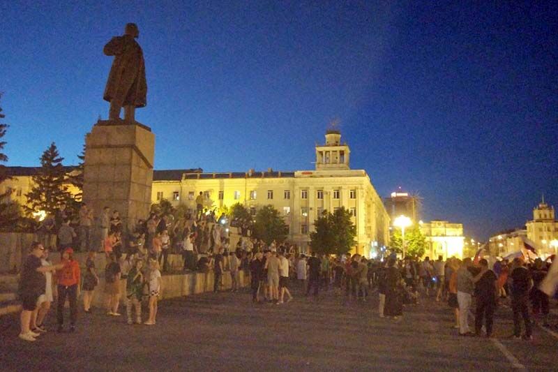 Курганские болельщики в центре города организовали митинг в честь очередной победы российской сборной