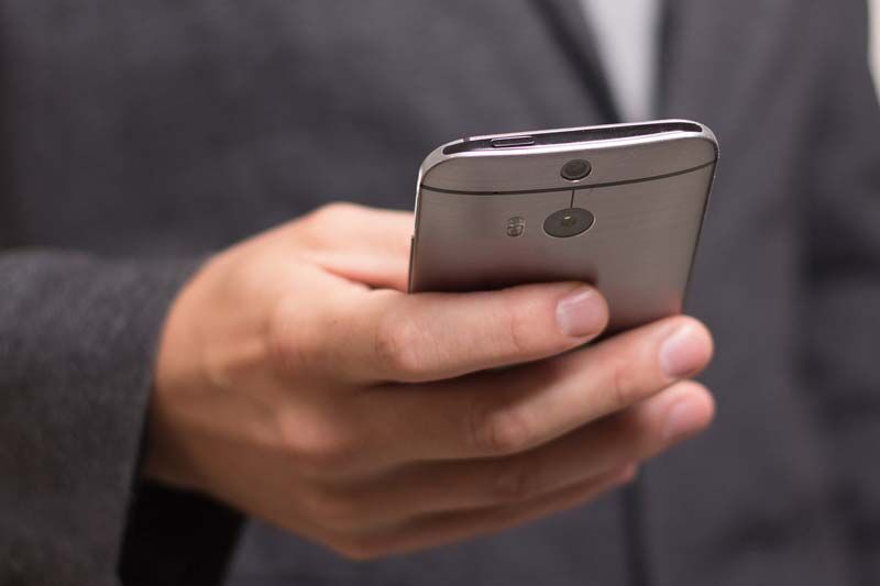 Свердловчанин нагло украл мобильник из курганского салона сотовой связи