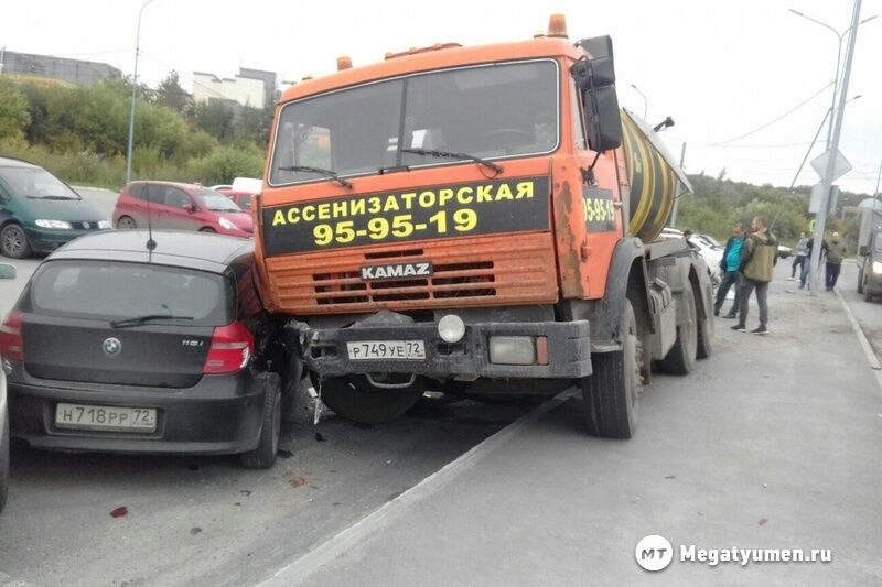 Водитель КамАЗа помял на парковке пять автомобилей