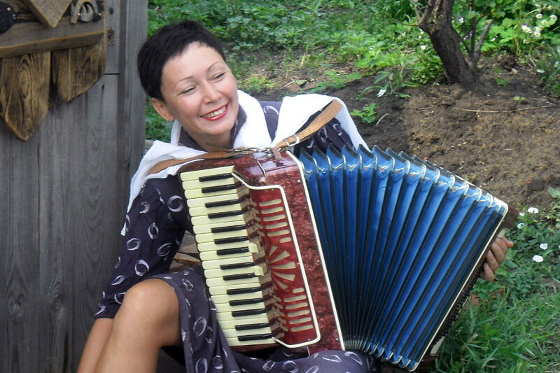 Художник с электролобзиком и веслом