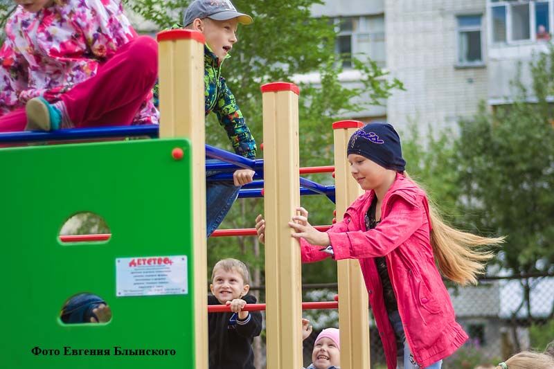 В Кургане в одном из дворов Заозерного прошло открытие детской спортивной площадки