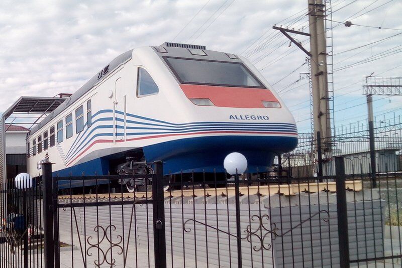 Макет скоростного электропоезда «Аллегро» украсил площадь перед пригородным вокзалом