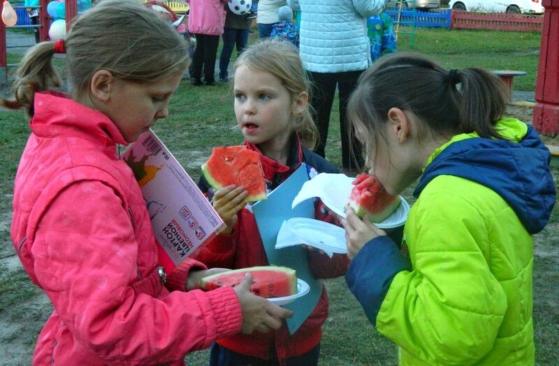 В Кургане на празднике двора съели двадцать арбузов