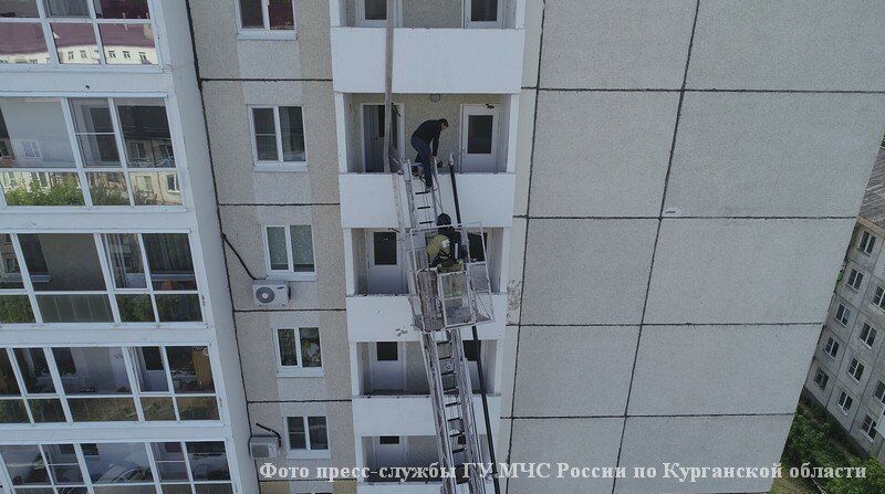 Курганские пожарные провели спасательную операцию в 16-этажном доме