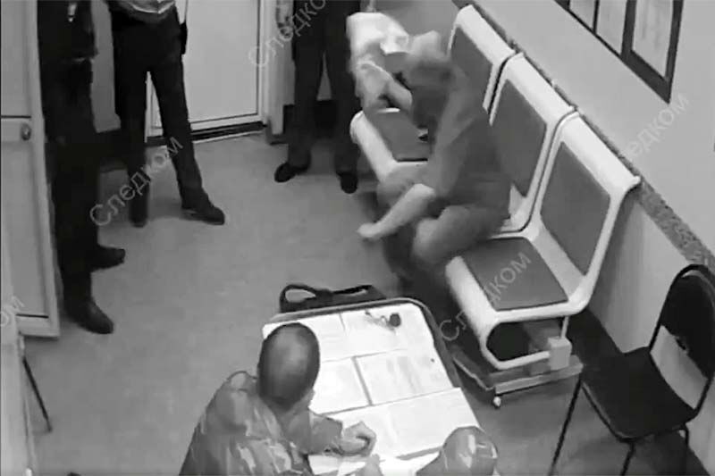 На курганском вокзале пьяный напал с топором на полицейских. ВИДЕО