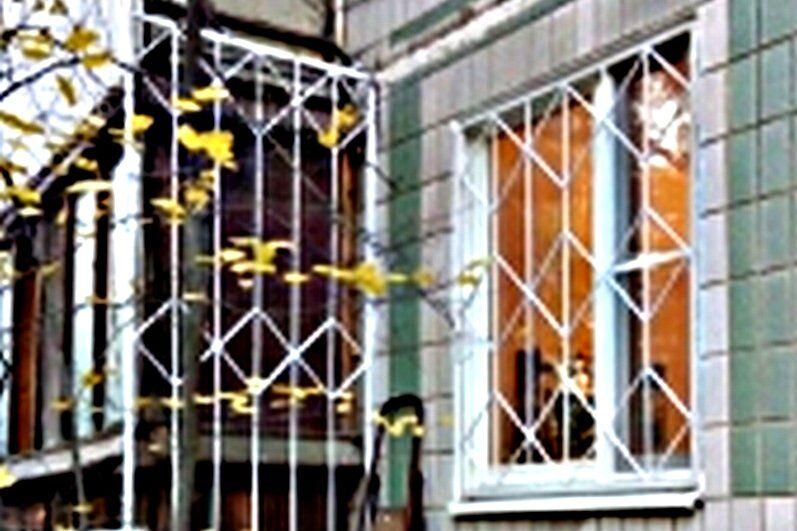 В Кургане мужчина застрял в оконной решетке