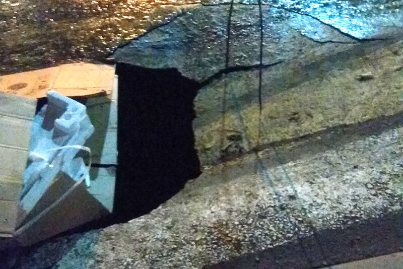 В Кургане на перекрестке улиц Урицкого — Кравченко провалился асфальт