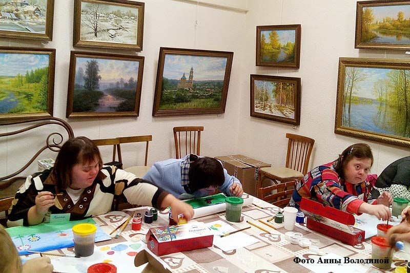 Солнечные дети взяли кисточки и краски