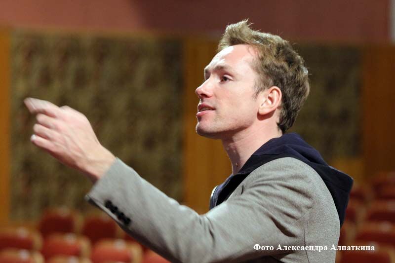 Актер театра Романа Виктюка, режиссер и хореограф Сергей Захарин ставит детский мюзикл в Кургане