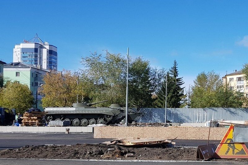 В Кургане у сквера воинов-интернационалистов установили боевые машины