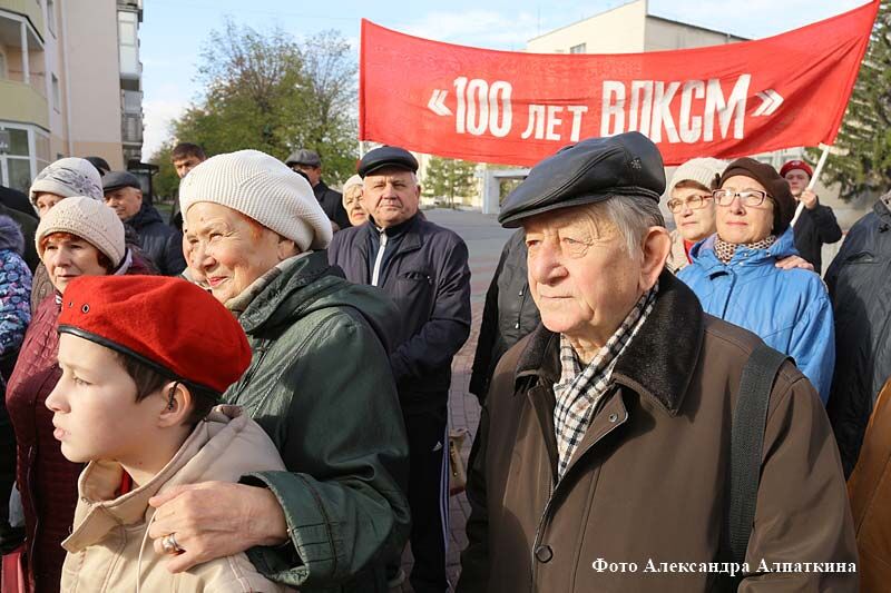 Ветераны ВЛКСМ и руководители города высадили липовую аллею в честь столетия коммунистического союза молодёжи