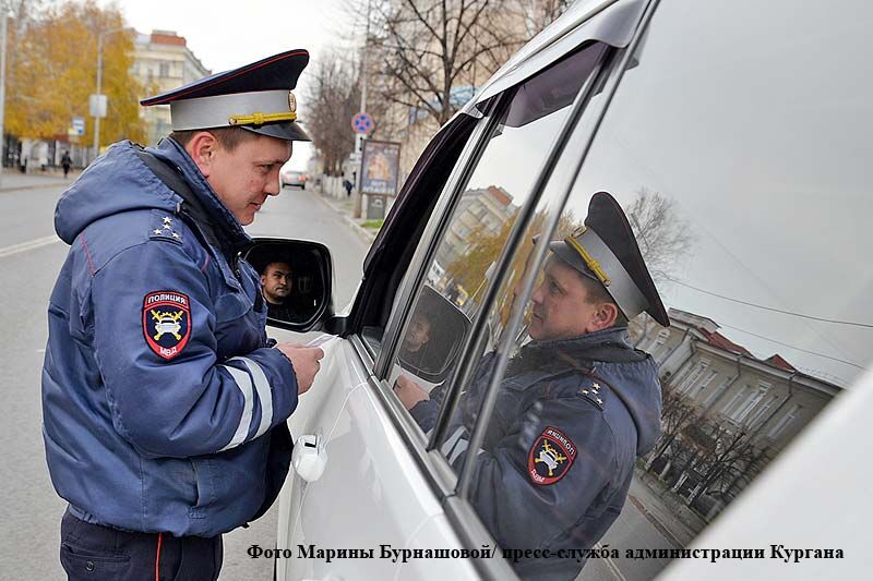Курганских водителей штрафуют за остановку и парковку на улице Ленина