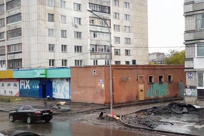 В Кургане столбы пошли через дорогу