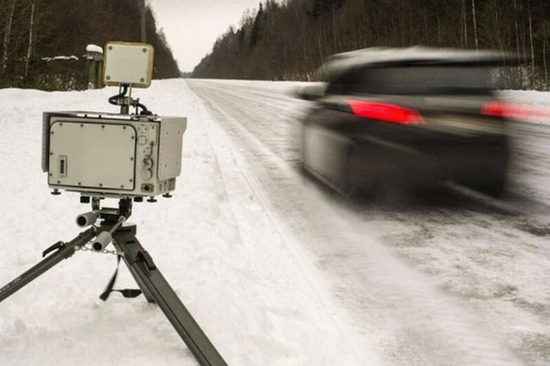 Мужчину, пнувшего передвижной фоторадар ГИБДД, привлекли к уголовной ответственности