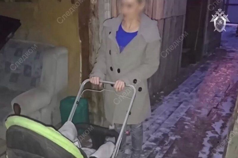 Следователи осмотрели место падения женщины и коляски с 2-летним ребенком в открытый колодец