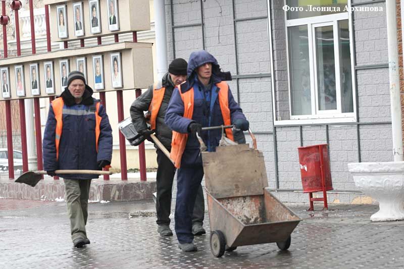 В Кургане дорожные службы обрабатывают улицы противогололедными материалами