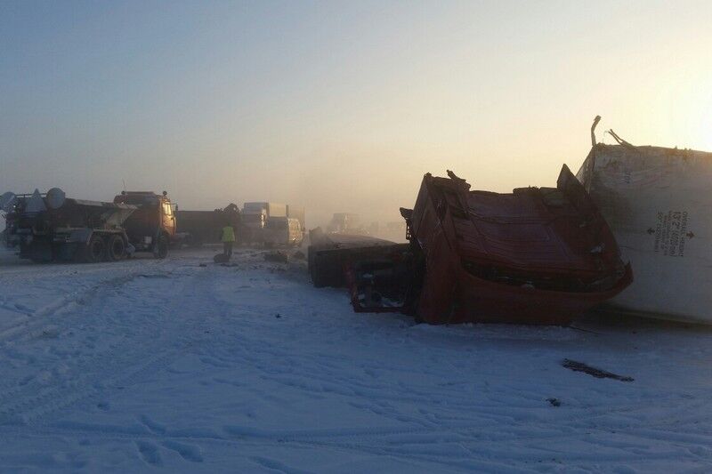 Из-за тумана на трассе Курган — Варгаши столкнулись три грузовых машины