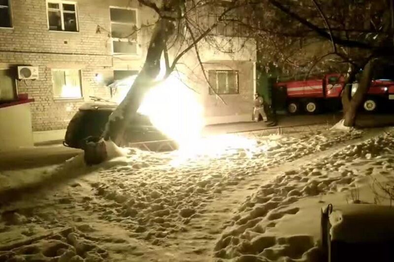 В Кургане сгорел автомобиль, припаркованный под окнами дома по улице К. Маркса