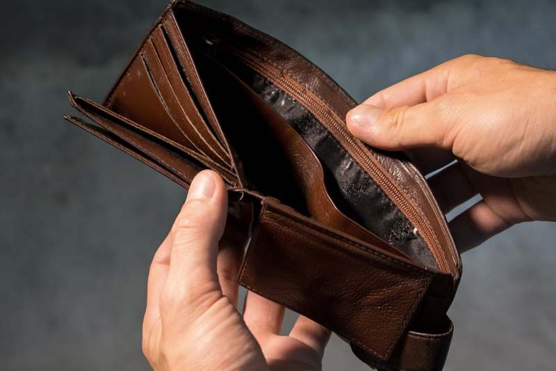 Деньги превращаются в бумагу