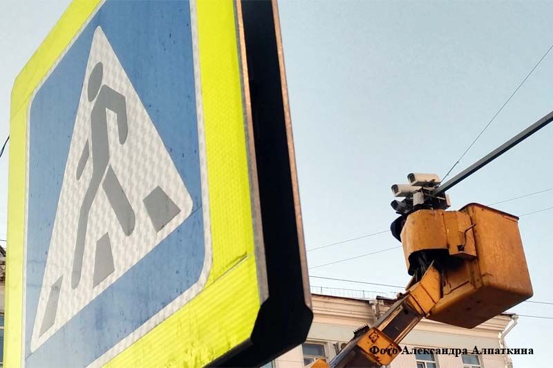 В Кургане на перекрестке улиц Красина — Гоголя монтируют камеру видеонаблюдения