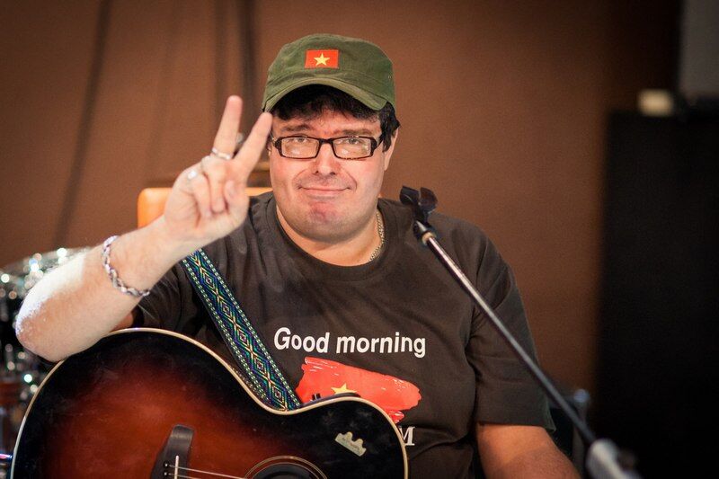 В Кургане выступил известный челябинский промоутер и рок-бард Гарри Ананасов