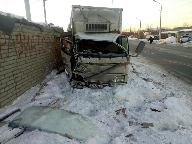 В Кургане грузовой автомобиль врезался в стену