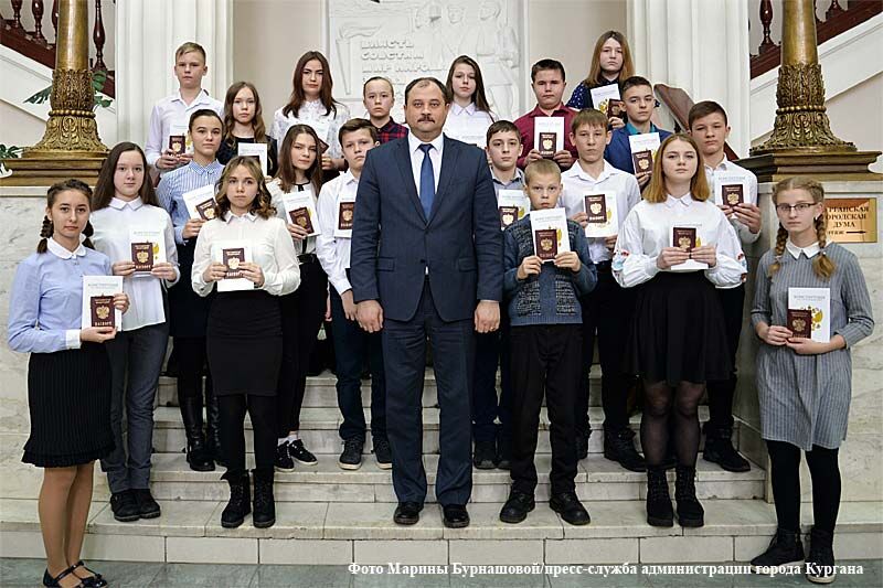 Глава города Сергей Руденко вручил паспорта юным курганцам