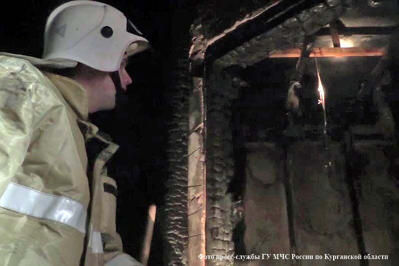 Два человека погибли при пожаре дома в зауральском селе