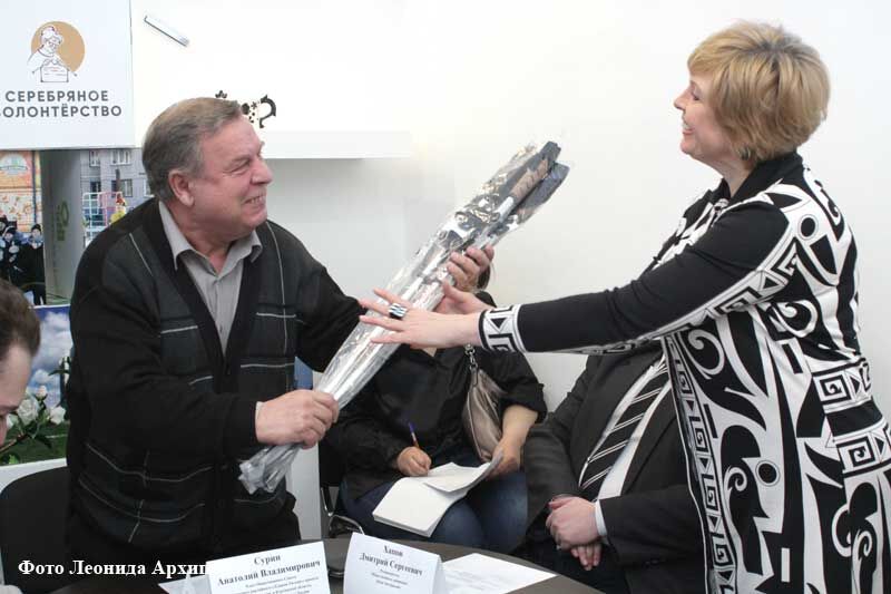 Курганским пенсионерам вручили палки для скандинавской ходьбы