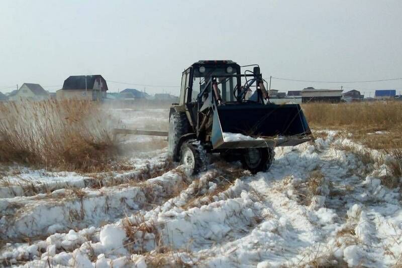 До наступления пожароопасного сезона в поселках Кургана выкосят камыш и сухую траву