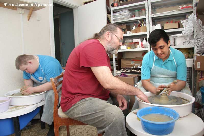 Курганские молодые инвалиды учатся лепить из глины