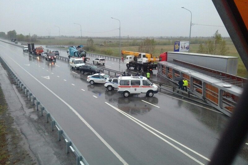 Под Тюменью кран снес надземный пешеходный переход