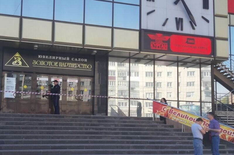 В Кургане эвакуировали и оцепили Дом Быта