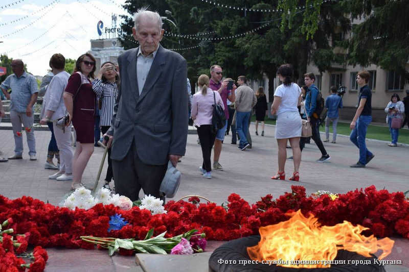 В День памяти и скорби курганцы возложили венки и цветы к Мемориалу Славы
