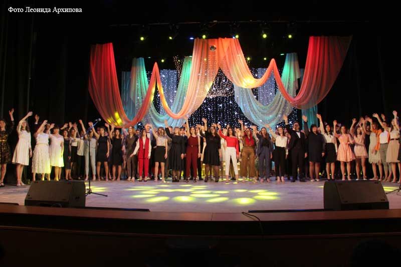 112 лучших выпускников курганских школ наградили медалями за особые успехи в учении