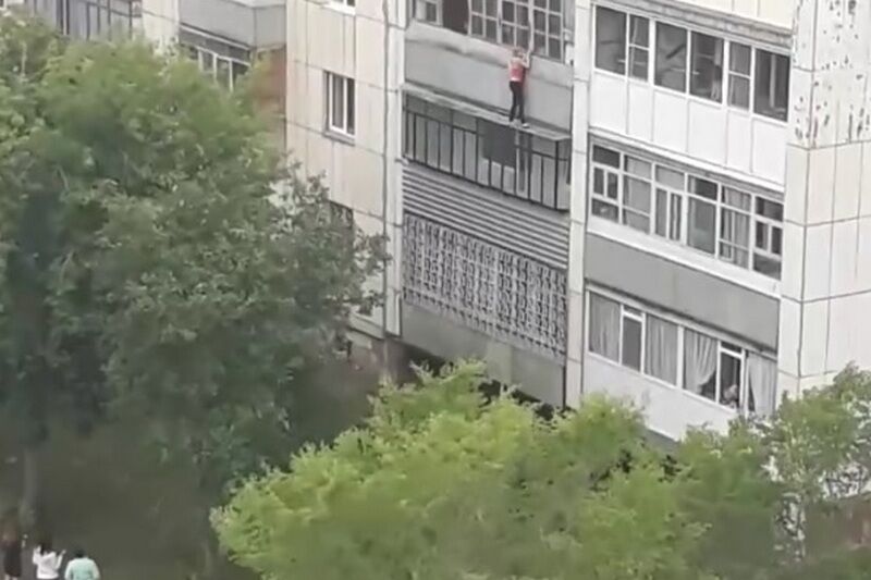 Упавшую с балкона девушку в квартире закрыли родственники