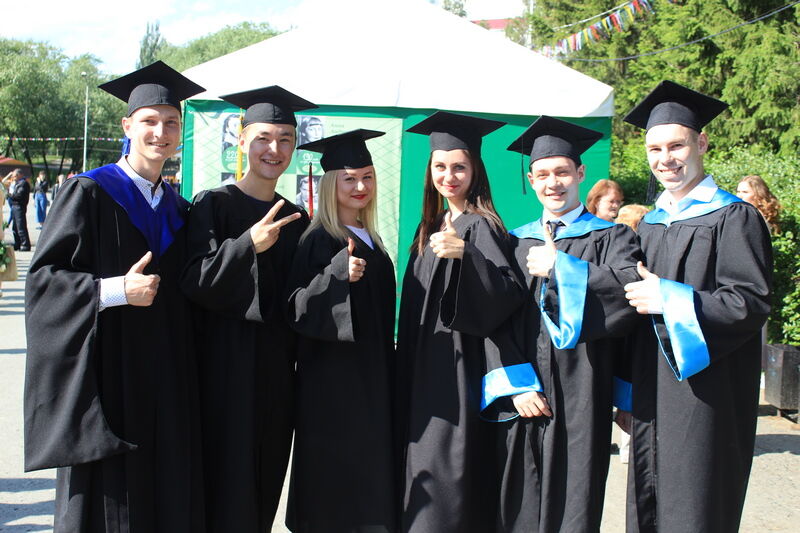 Двести одиннадцать выпускников КГУ окончили вуз с отличием