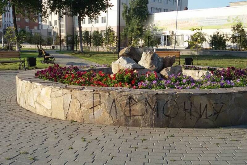 На сквер-сад имени Розена снова напали вандалы