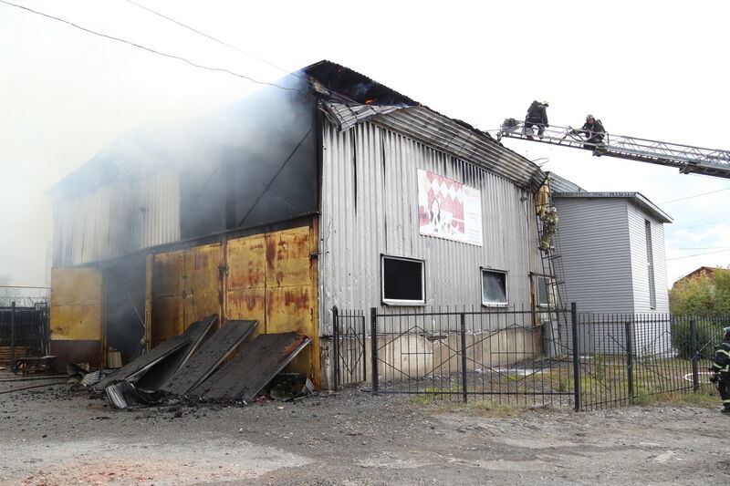 В Кургане пожарные потушили крупное возгорание в административном здании