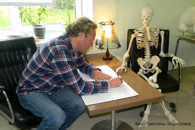 Джон Уоррен померился ростом с Толстым и «потренировался ходить» в Центре Илизарова