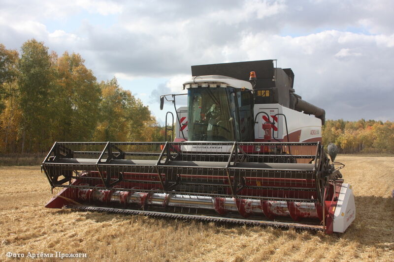 В Курганской области представили беспилотный комбайн