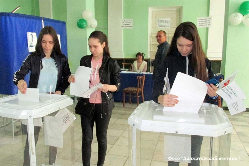 В Далматовском районе на выборы пришли сёстры-тройняшки